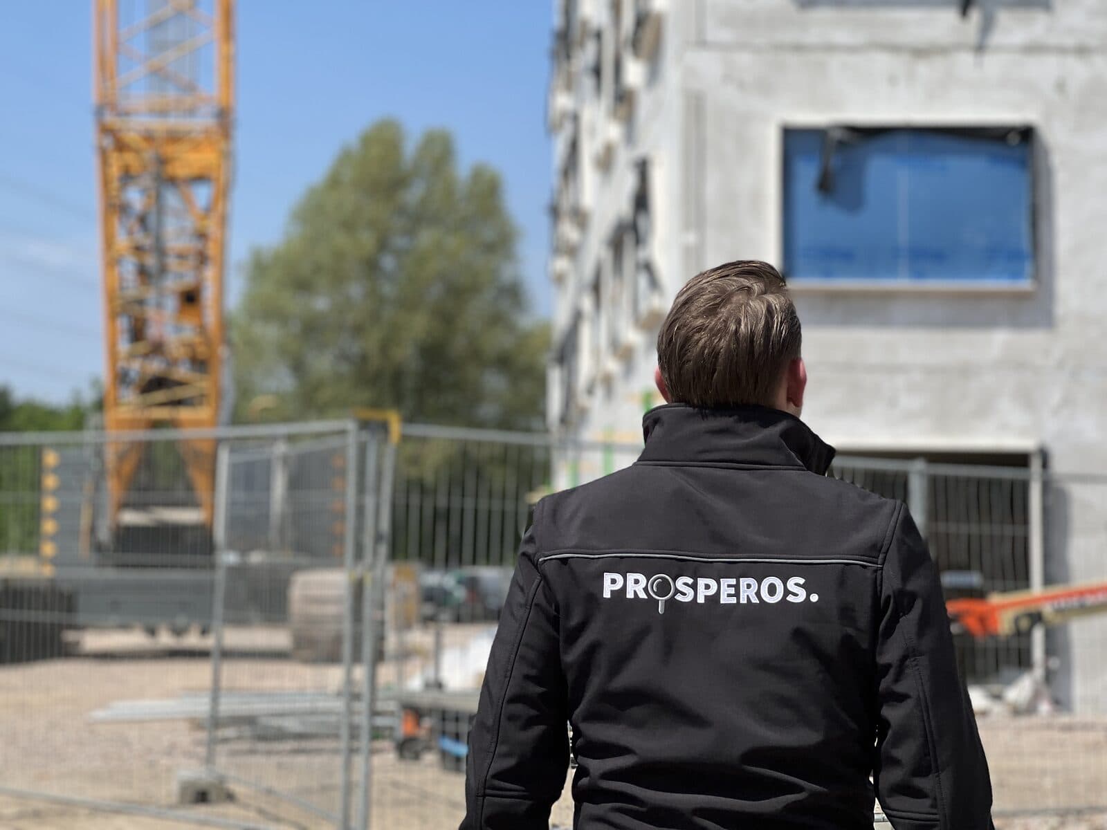 Inspecteur van Prosperos bij een nieuwbouwproject