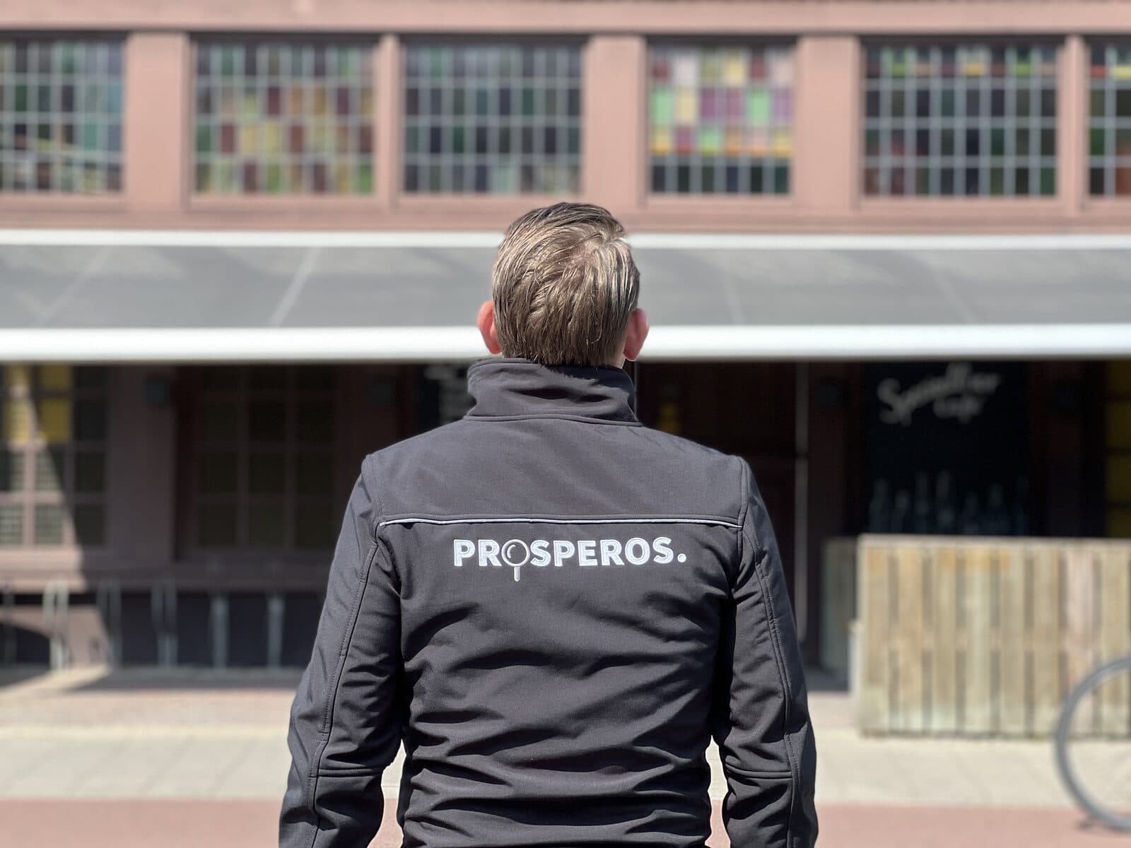 Inspecteur van Prosperos bij een bedrijfsgebouw