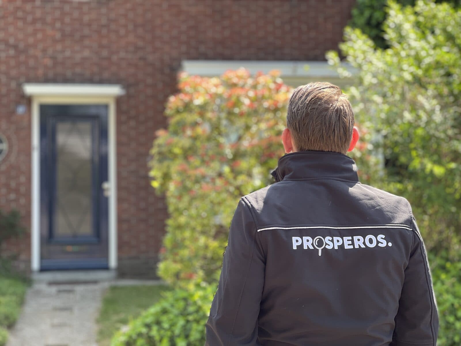 Inspecteur van Prosperos bij een woning