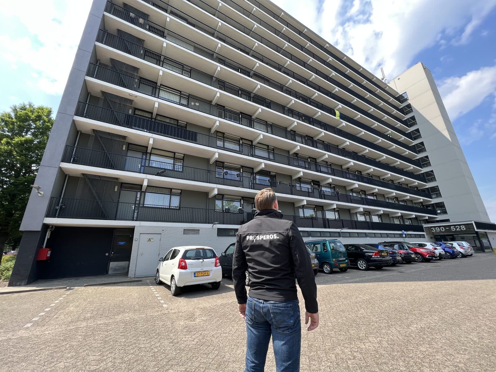 Inspecteur van Prosperos bij een appartementencomplex
